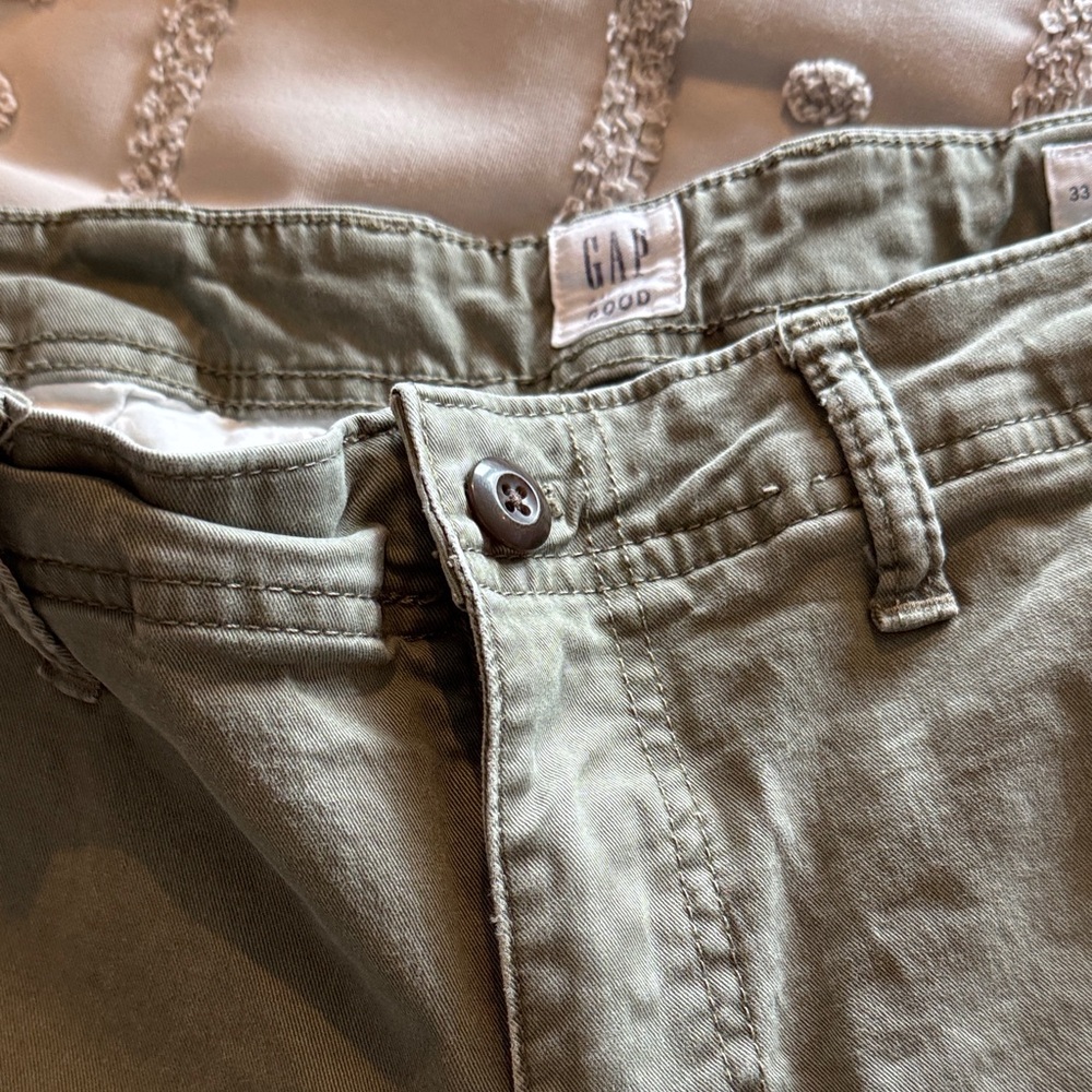 GAP Men's Cargo Shorts in Olive Green - Picture 5 of 7